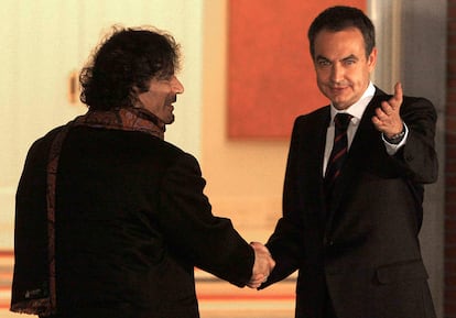 17 de diciembre de 2007. El presidente del Gobierno, José Luis Rodríguez Zapatero, recibo a Muamar Gadafi en el Palacio de la Moncloa, durante la primera visita oficial del líder libio a España.