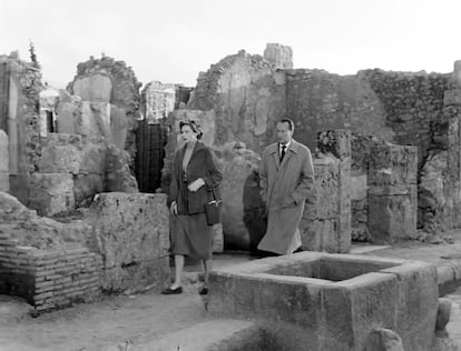 Ingrid Bergman y George Sanders en Pompeya en un fotograma de 'Te querré siempre' (1954)