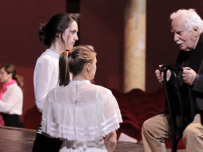 Ángel Gutiérrez conversa con dos actrices en un momento del documental 'El último maestro ruso'.