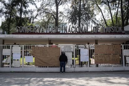 Un hombre pide informes en las instalaciones del Conservatorio Nacional de Música mientras está en paro, el 23 de octubre.