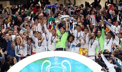 Iker Casillas levanta la décima Copa de Europa del Real Madrid, rodeado del resto de jugadores, tras vencer al Atlético de Madrid en la prórroga, en el estadio Da Luz en Lisboa, el 24 de mayo de 2014.