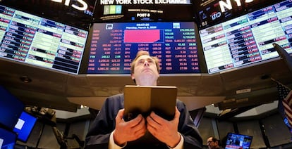 Un 'broker' en la Bolsa de Wall Street, en Nueva York (Estados Unidos).