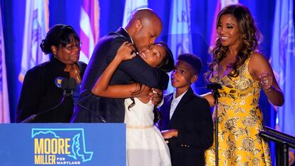 Wes Moore, junto a su familia, tras conocer los resultados electorales en Maryland. 