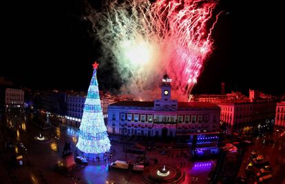 Vista de los fuegos artificiales desde la plaza de la Puerta del Sol de Madrid.