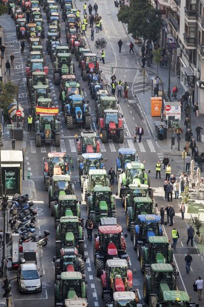 La protesta más importante de este viernes ha tenido lugar en Valencia, donde agricultores de toda la comunidad han acudido en sus tractores para marchar por el centro de la ciudad. Van en tres columnas y son unos 800 tractores.