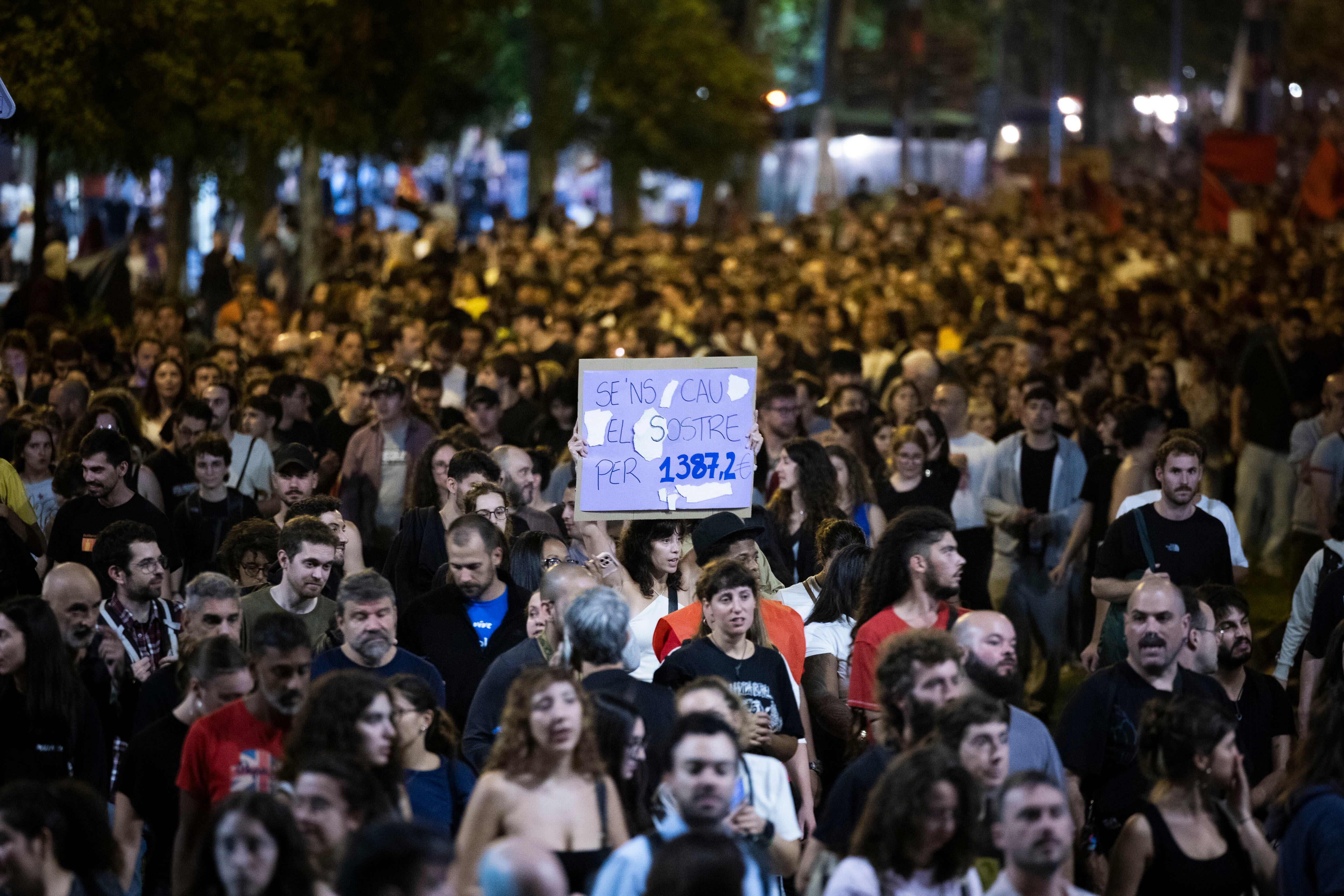 Miles de personas se manifiestan por la crisis de la vivienda en Barcelona