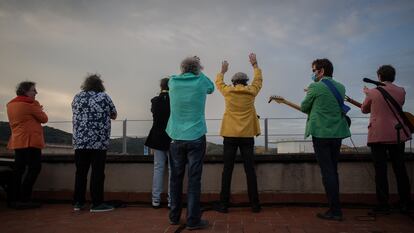 El grupo Los Manolos rindió homenaje a los sanitarios con un concierto en la azotea del Hospital de la Vall d'Hebron en Barcelona, el pasado 23 de abril.