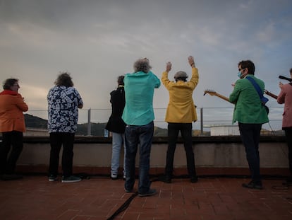 El grupo Los Manolos rindió homenaje a los sanitarios con un concierto en la azotea del Hospital de la Vall d'Hebron en Barcelona, el pasado 23 de abril.