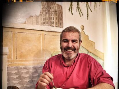 El modista Lorenzo Caprile en la cafeter&iacute;a Cripeka. 