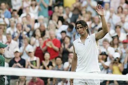 Un serio Nadal saluda al público al finalizar el partido.