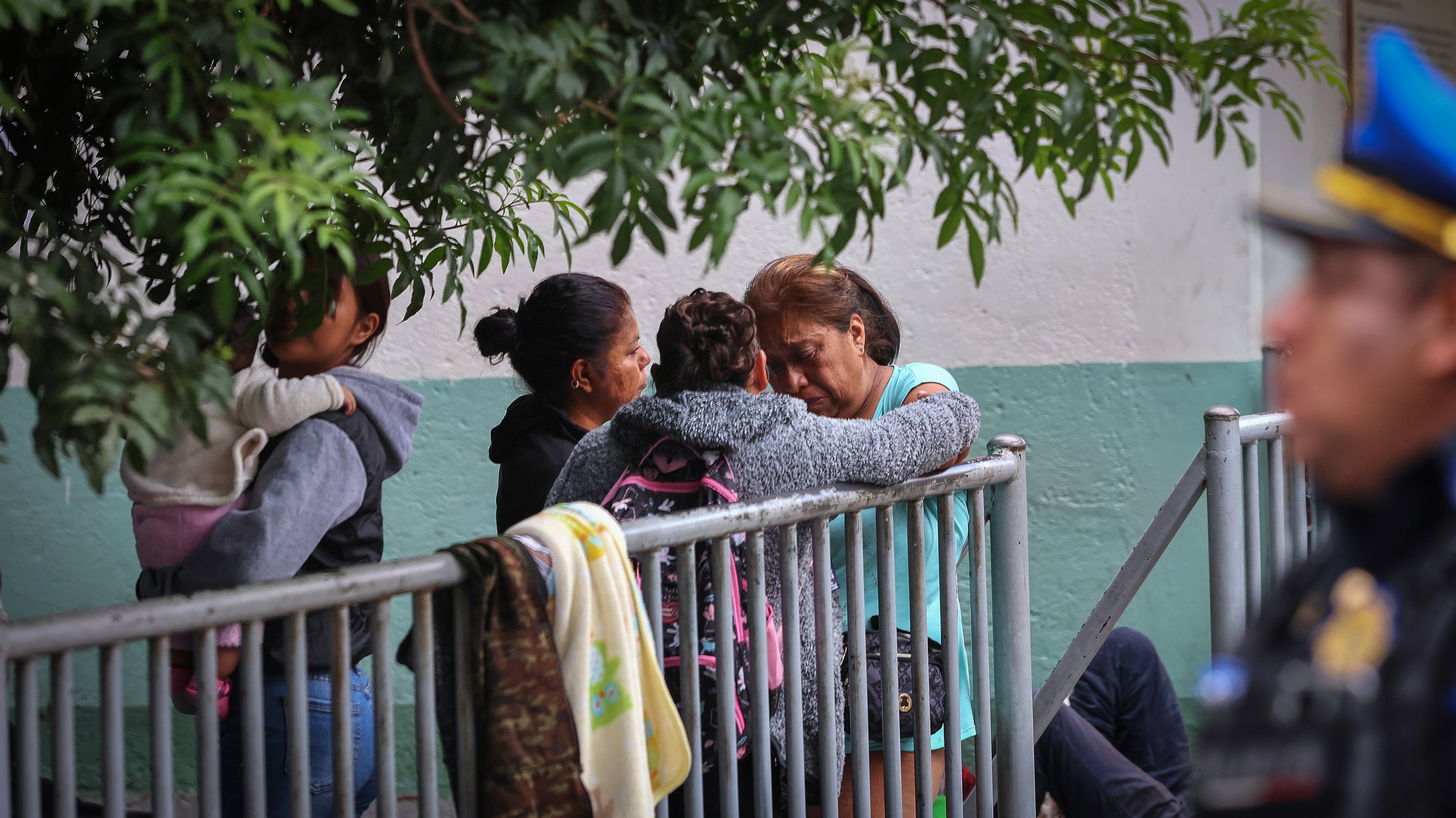 Familiares de una de las víctimas afuera del hospital Rubén Leñero, el 11 de septiembre.