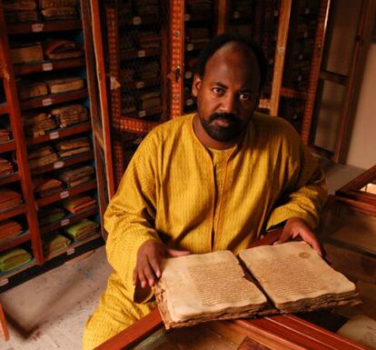 Abdelkader Haidara, hace años, en su biblioteca de Tombuctú