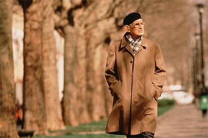 Samuel Beckett, paseando en París en abril de 1984.
