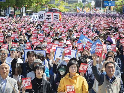 Manifestación del 1 de mayo en Seúl, en la que trabajadores y sindicalistas surcoreanos mostraron de nuevo su rechazo a la reforma laboral del Gobierno conservador.