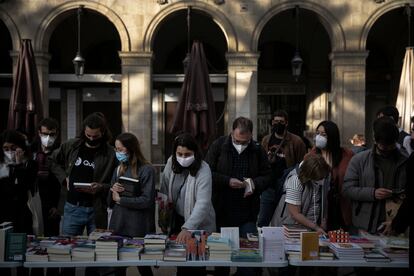 Gente comprando libros en la plaza Reial de Barcelona.