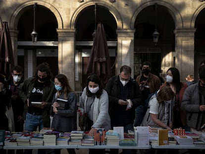 Gente comprando libros en la plaza Reial de Barcelona.