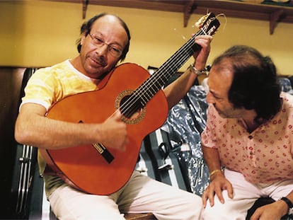 Los hermanos Pepe y Juan Habichuela, dos grandes tocaores, miembros de una de las sagas con más solera, fotografiados en los talleres de Conde Hermanos.