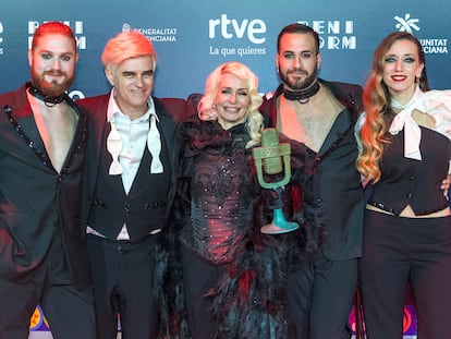 El dúo Nebulossa, junto a sus bailarines y músicos momentos después de ganar el Benidorm Fest 2024.