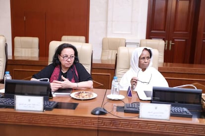 De los 11 miembros del Consejo Soberano de Sudán, dos son mujeres. A la izquierda, la jueza Raja Nicola Abdel-Masih, la primera cristiana copta en tener un alto cargo en el sistema político de Sudán. A la derecha, Aisha Moussa, lingüista, activista y profesora.