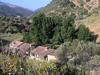 La Serranía de Ronda y la llamada cueva del Gato animan la estancia en el hotel.