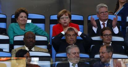 Dilma, de verde, e Merkel, de vermelho, lamentam lance do jogo.