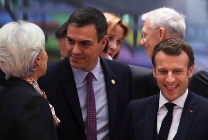 El presidente del Gobierno en funciones, Pedro Sánchez, conversa con la responsable del Banco Central Europeo, Christine Lagarde, ante su homólogo francés, Emmanuel Macron, durante el Consejo Europeo, hoy en Bruselas.