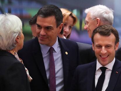 El presidente del Gobierno en funciones, Pedro Sánchez, conversa con la responsable del Banco Central Europeo, Christine Lagarde, ante su homólogo francés, Emmanuel Macron, durante el Consejo Europeo, hoy en Bruselas.