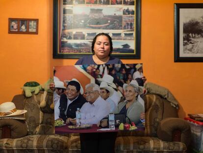 Beatriz Gonz&aacute;lez muestra una foto de su marido durante un acto pol&iacute;tico 