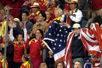 Seguidores del equipo estadounidense apoyan a sus jugadores desde las gradas del estadio de  La Cartuja.