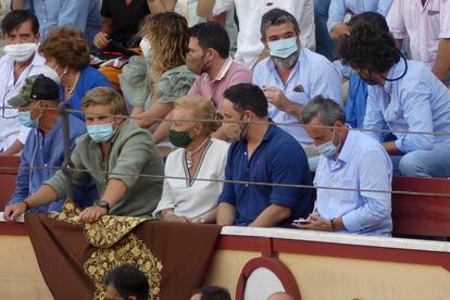 Santiago Abascal, segundo por la derecha, durante la corrida celebrada el pasado día 6 en El Puerto de Santa María (Cádiz).