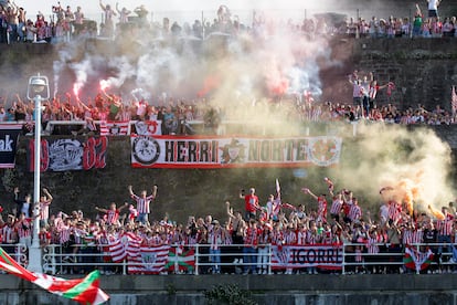 Aficionados del Athletic Club celebran la victoria de la Copa del Rey en una de las orillas de la ría del Nervión.