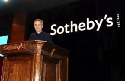 El cocinero español Ferran Adriá posa hoy en Hong Kong durante la primera de las dos subastas programadas por la casa Sotheby's a fin de vender enseres y parte de la bodega del que fuera el restaurante El Bulli, así como una cena con el conocido chef, cuyos beneficios serán destinados a la fundación El Bulli.