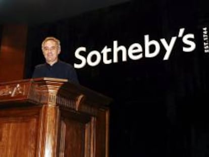 El cocinero español Ferran Adriá posa hoy en Hong Kong durante la primera de las dos subastas programadas por la casa Sotheby's a fin de vender enseres y parte de la bodega del que fuera el restaurante El Bulli, así como una cena con el conocido chef, cuyos beneficios serán destinados a la fundación El Bulli.