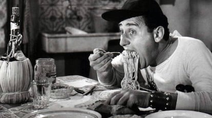 Alberto Sordi comendo massa