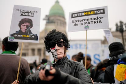 Un manifestante apunta con una pistola de juguete durante una manifestación frente al Congreso argentino, en junio de 2024.