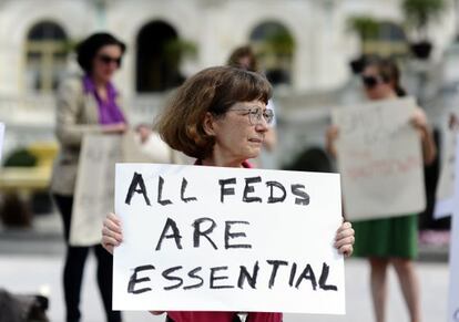 Una manifestante protesta ante el Capitolio, en Washington DC