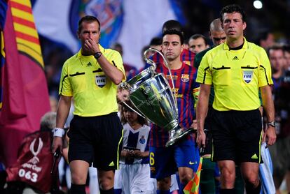 El capitán del Barça, Xavi Hernández, con la Copa de Europa, entra en el campo.