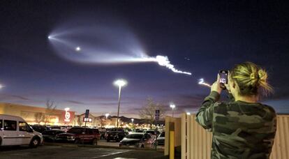 Una mujer hace una foto del cohete Falcon 9 en Apple Valley, California, el pasado 22 de diciembre.