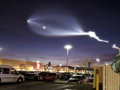 Una mujer hace una foto del cohete Falcon 9 en Apple Valley, California, el pasado 22 de diciembre.