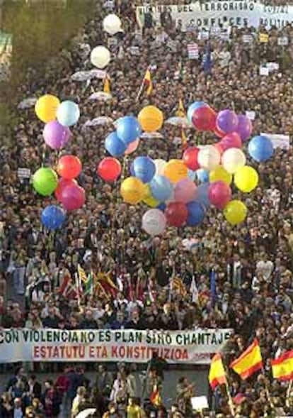 Imagen de la cabecera de la marcha que ha recorrido San Sebastián.