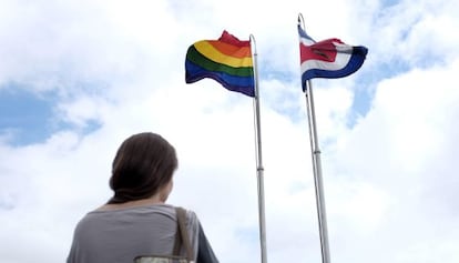 La bandera gay y la de Costa Rica en la Casa Presidencial.