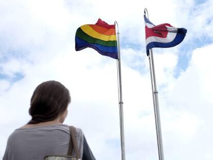 A bandeira gay e a da Costa Rica na Casa Presidencial.