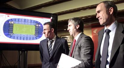 Urrutia, entre Javier Aldazabal (derecha) y Jon Berasategi, durante su rueda de prensa en Bilbao.