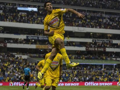 Jiménez celebrando un gol con el América