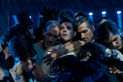 Miguel del Arco, junto a Miquel Fernández y Raúl Prieto, durante un momento del rodaje de 'Las noches de Tefía'.