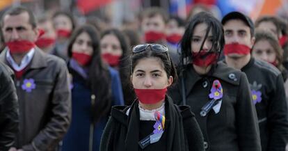 Ciudadanos armenios se manifiestan en Moscú por las víctimas de la matanza cometida hace un siglo bajo el Imperio otomano.