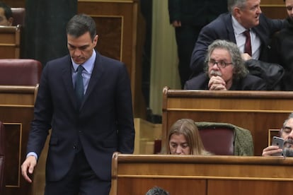 El presidente del Gobierno, Pedro Sánchez, pasa junto a Joan Tardá mientras baja las escaleras del hemiciclo, durante el pleno de votación de los Presupuestos Generales del Estado. ERC y PDeCAT han votado con el PP y Ciudadanos el rechazo de las cuentas.