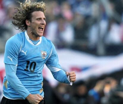 Diego Forlán celebra un gol con Uruguay.