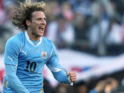 Diego Forl&aacute;n celebra un gol con Uruguay. 