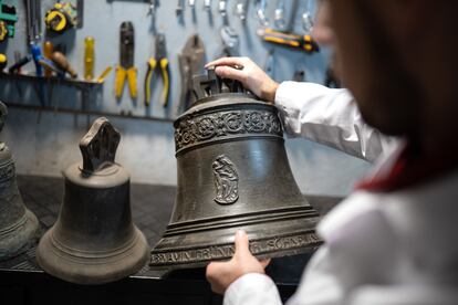 “Mis campanas favoritas son las catedralicias, son una delicia, una pasada”, dice el restaurador Daniel Sanz. En la imagen, en el taller donde restaura campanas y relojes, en Peñafiel (Valladolid).